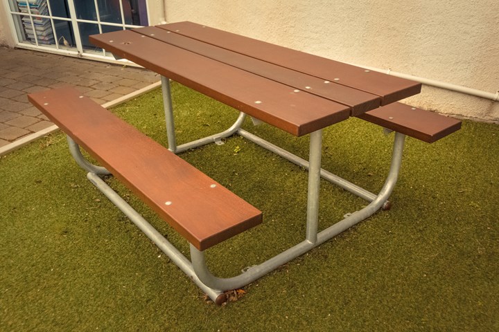 Table with metal frame 2.jpg