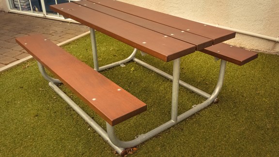 Table with metal frame 2.jpg