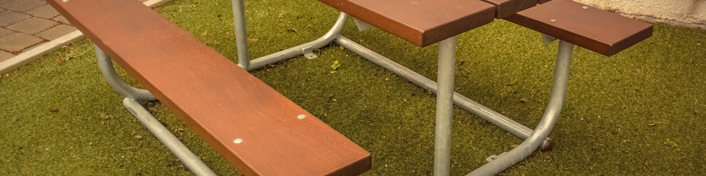 Table with metal frame 2.jpg